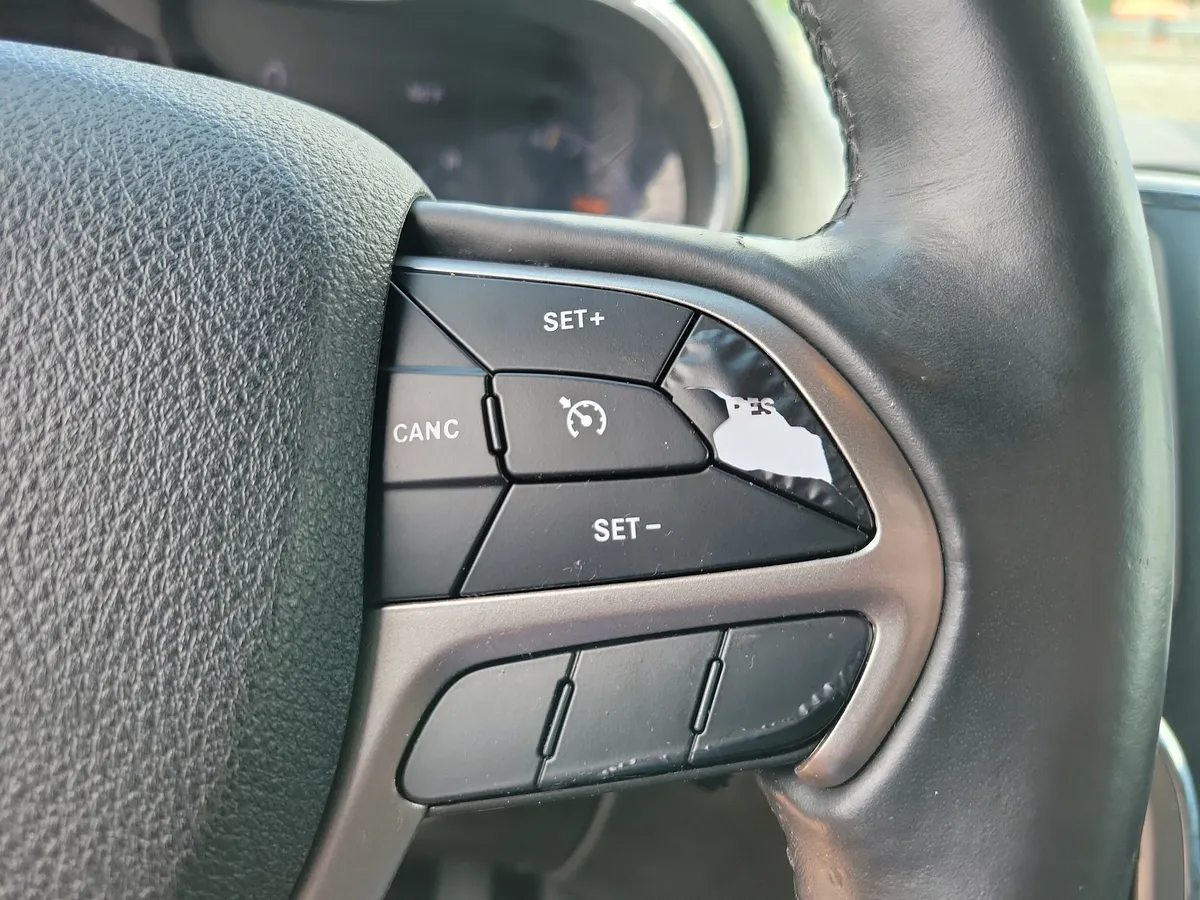 2018 Jeep Grand Cherokee Laredo RWD thumbnail 16