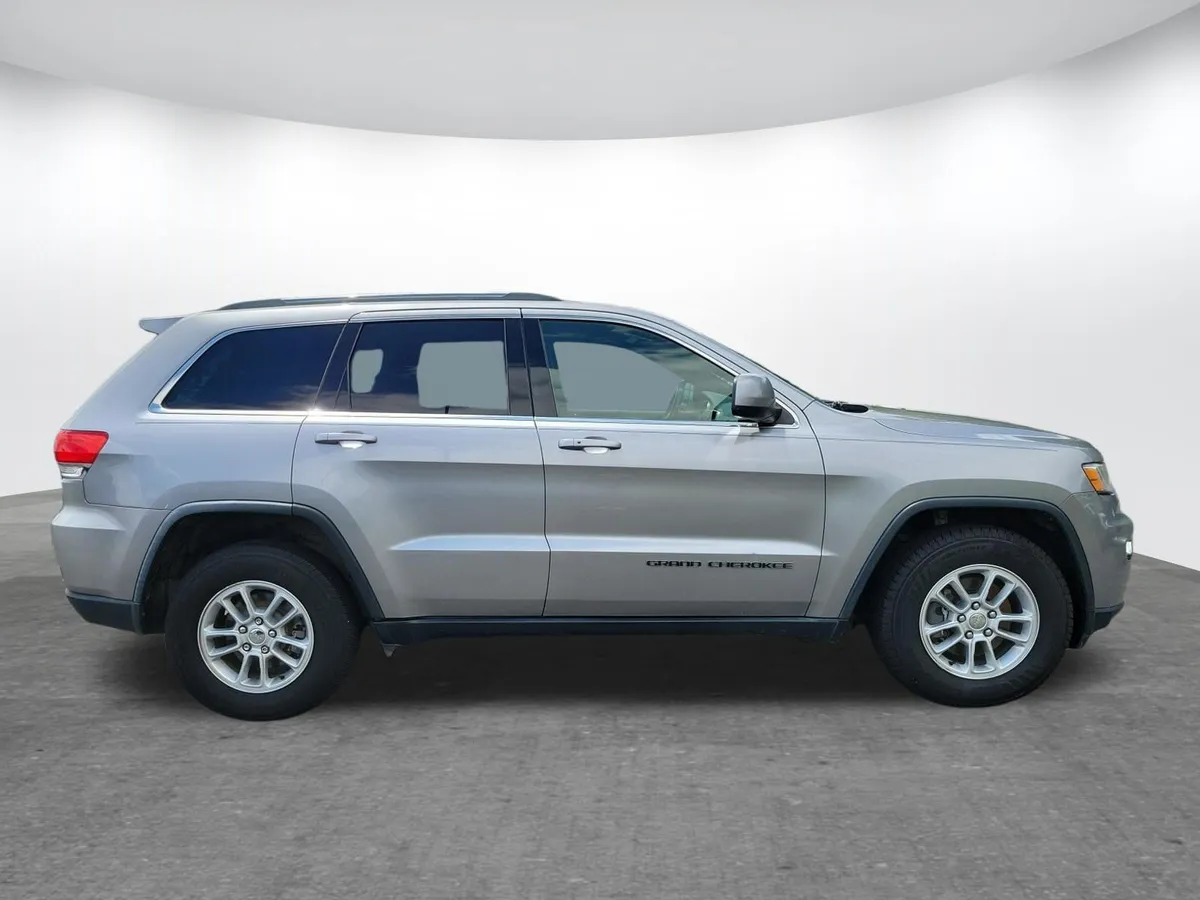 2018 Jeep Grand Cherokee Laredo RWD thumbnail 2