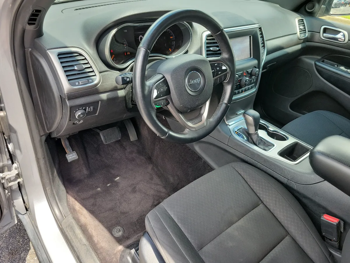 2018 Jeep Grand Cherokee Laredo RWD thumbnail 3