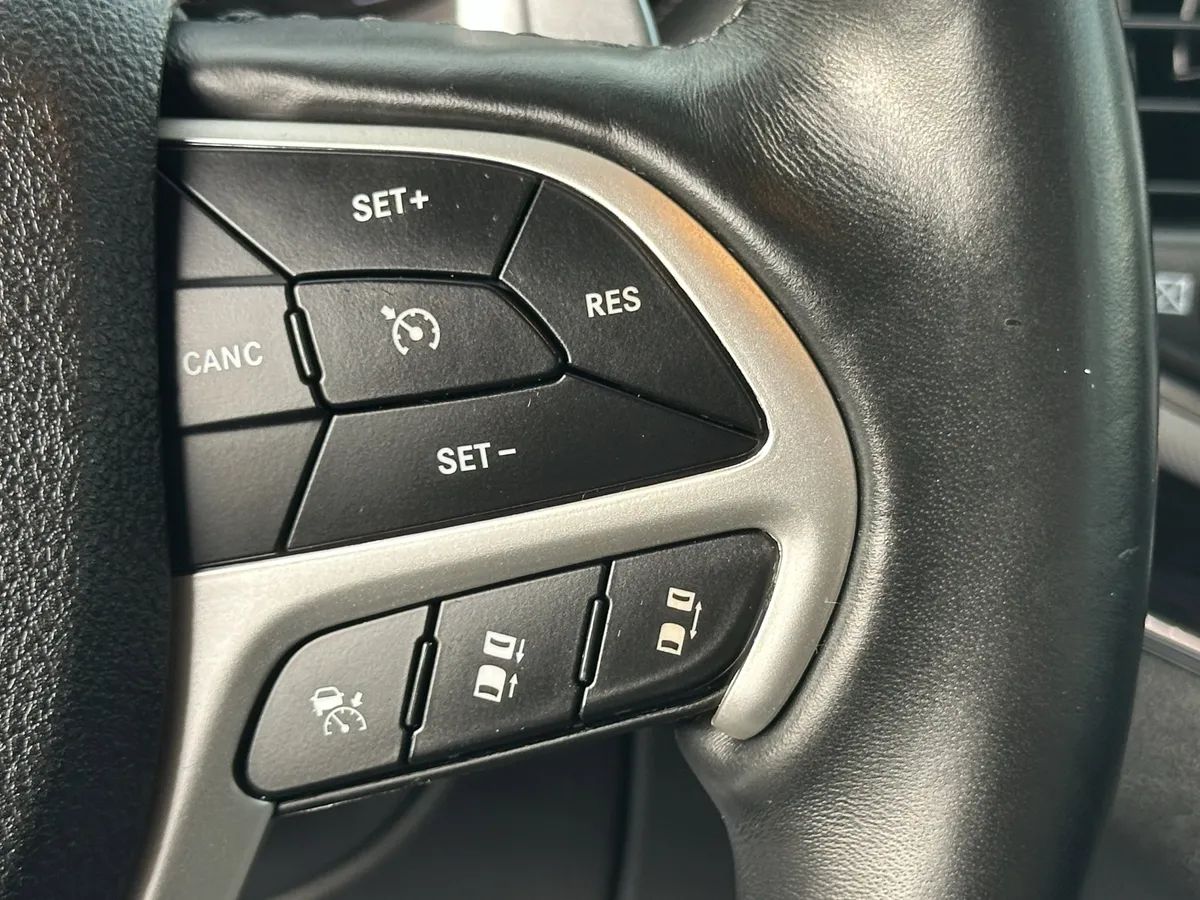 2018 Jeep Grand Cherokee Summit thumbnail 21