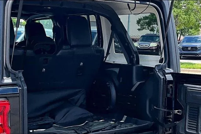 2018 Jeep Wrangler Unlimited Rubicon thumbnail 31