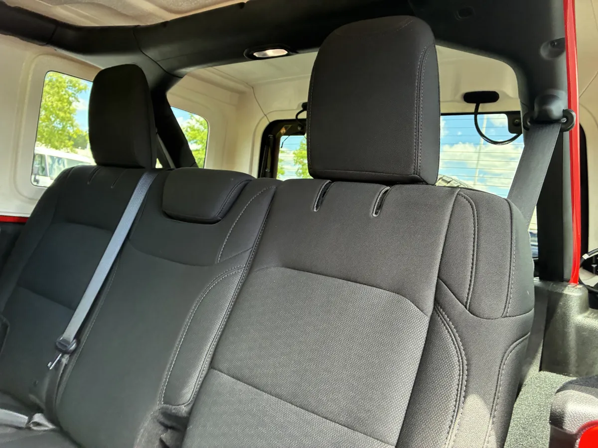 2018 Jeep Wrangler Unlimited Sahara thumbnail 12
