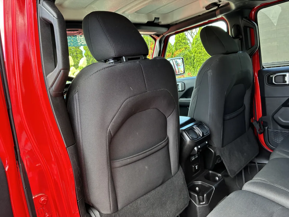 2018 Jeep Wrangler Unlimited Sahara thumbnail 14