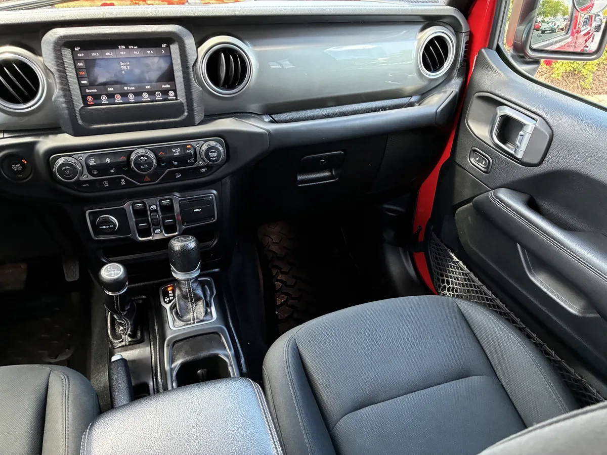 2018 Jeep Wrangler Unlimited Sahara thumbnail 18