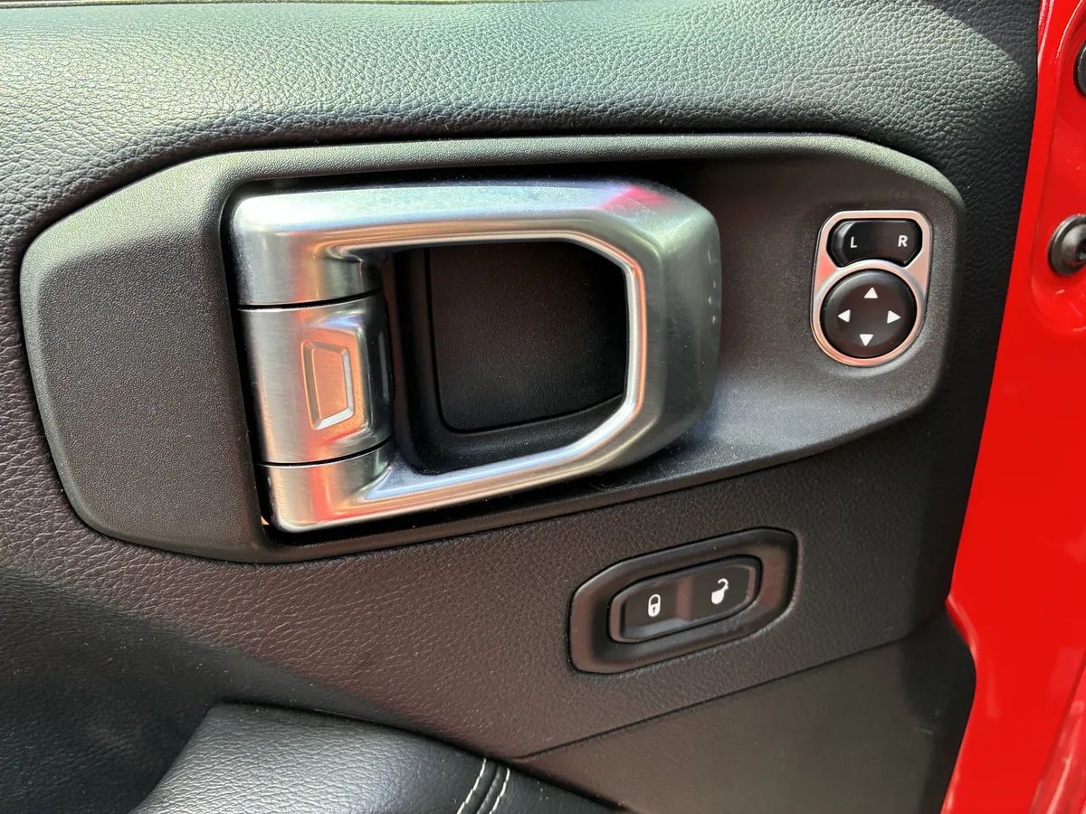 2018 Jeep Wrangler Unlimited Sahara thumbnail 23