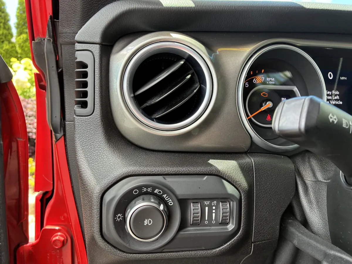 2018 Jeep Wrangler Unlimited Sahara thumbnail 25
