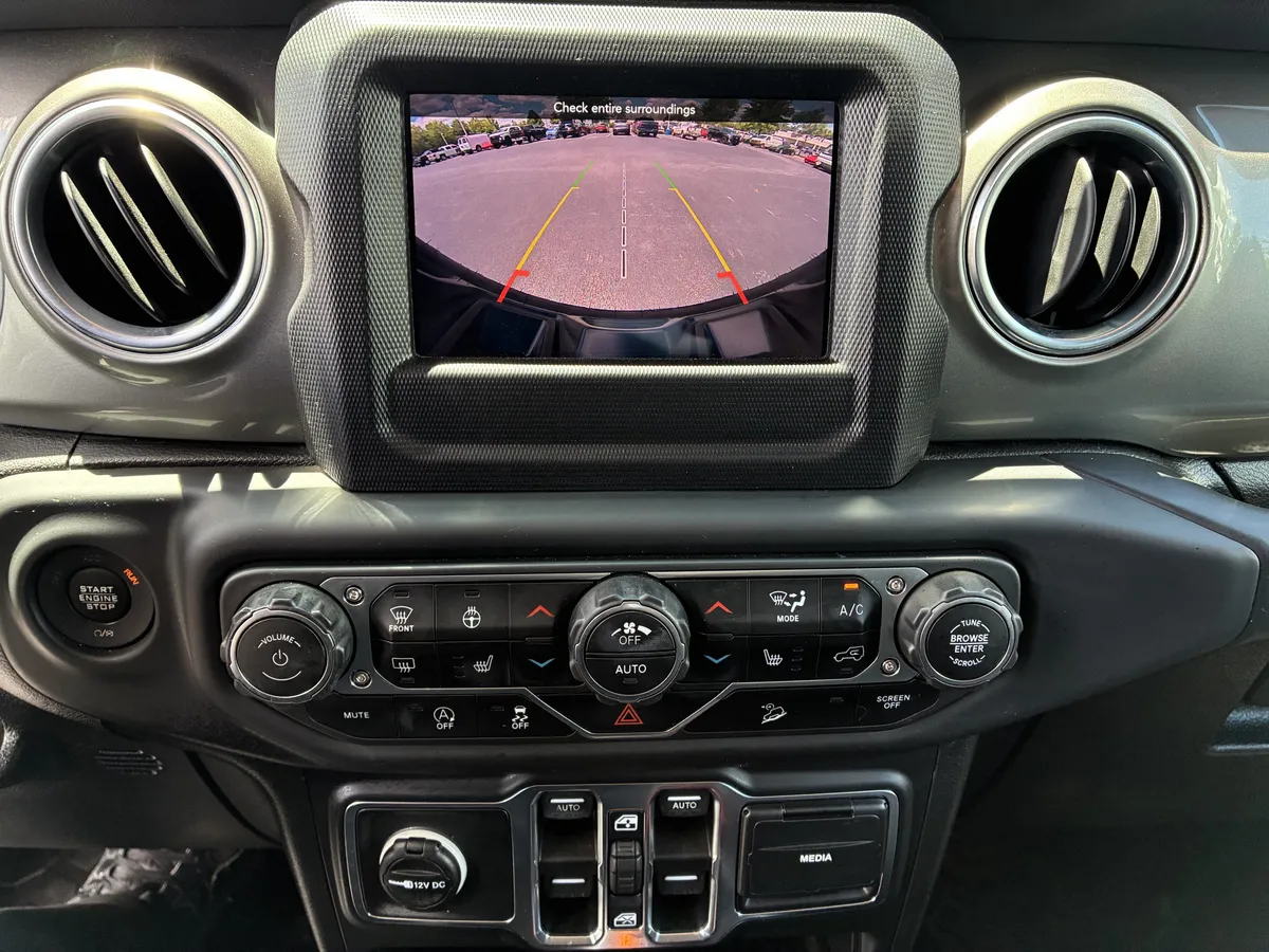 2018 Jeep Wrangler Unlimited Sahara thumbnail 31