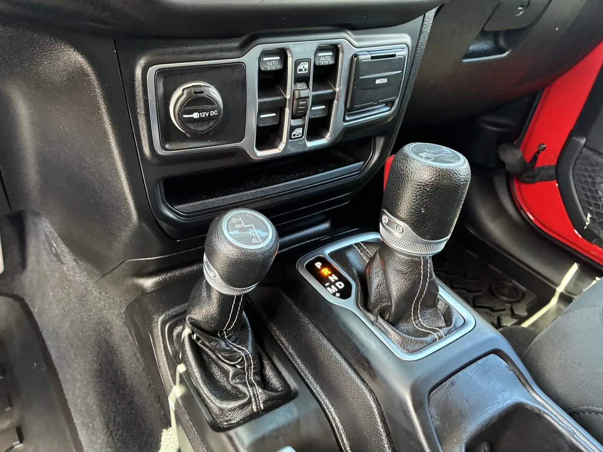 2018 Jeep Wrangler Unlimited Sahara thumbnail 32