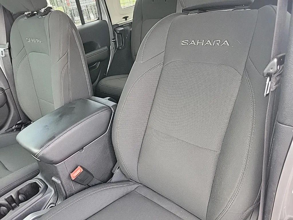 2018 Jeep Wrangler Unlimited Sahara thumbnail 13