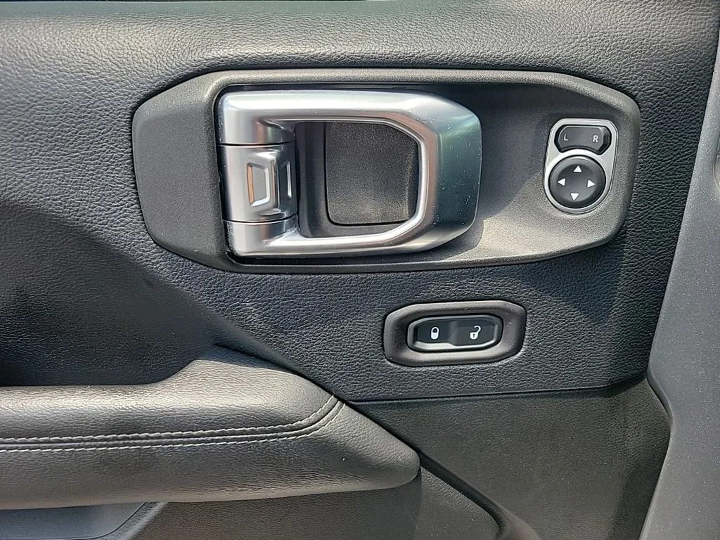 2018 Jeep Wrangler Unlimited Sahara thumbnail 14