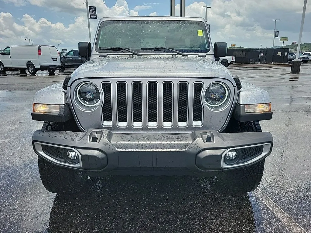 2018 Jeep Wrangler Unlimited Sahara thumbnail 2