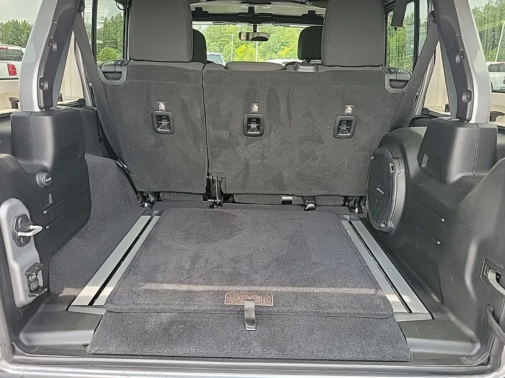 2018 Jeep Wrangler Unlimited Sahara thumbnail 20