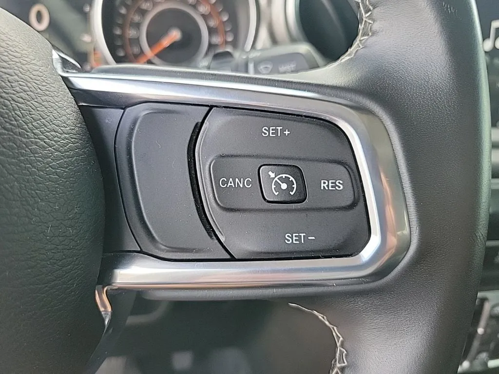 2018 Jeep Wrangler Unlimited Sahara thumbnail 27