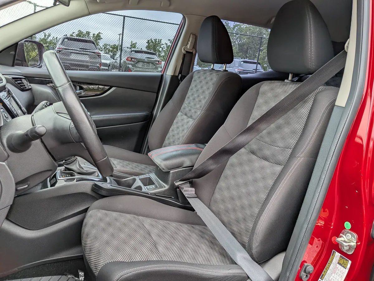 2018 Nissan Rogue Sport SV thumbnail 12
