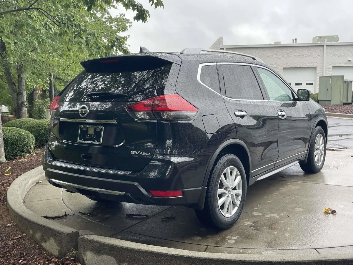 2018 Nissan Rogue SV thumbnail 10