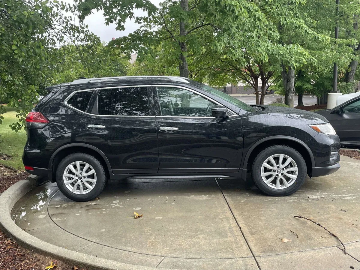 2018 Nissan Rogue SV thumbnail 11
