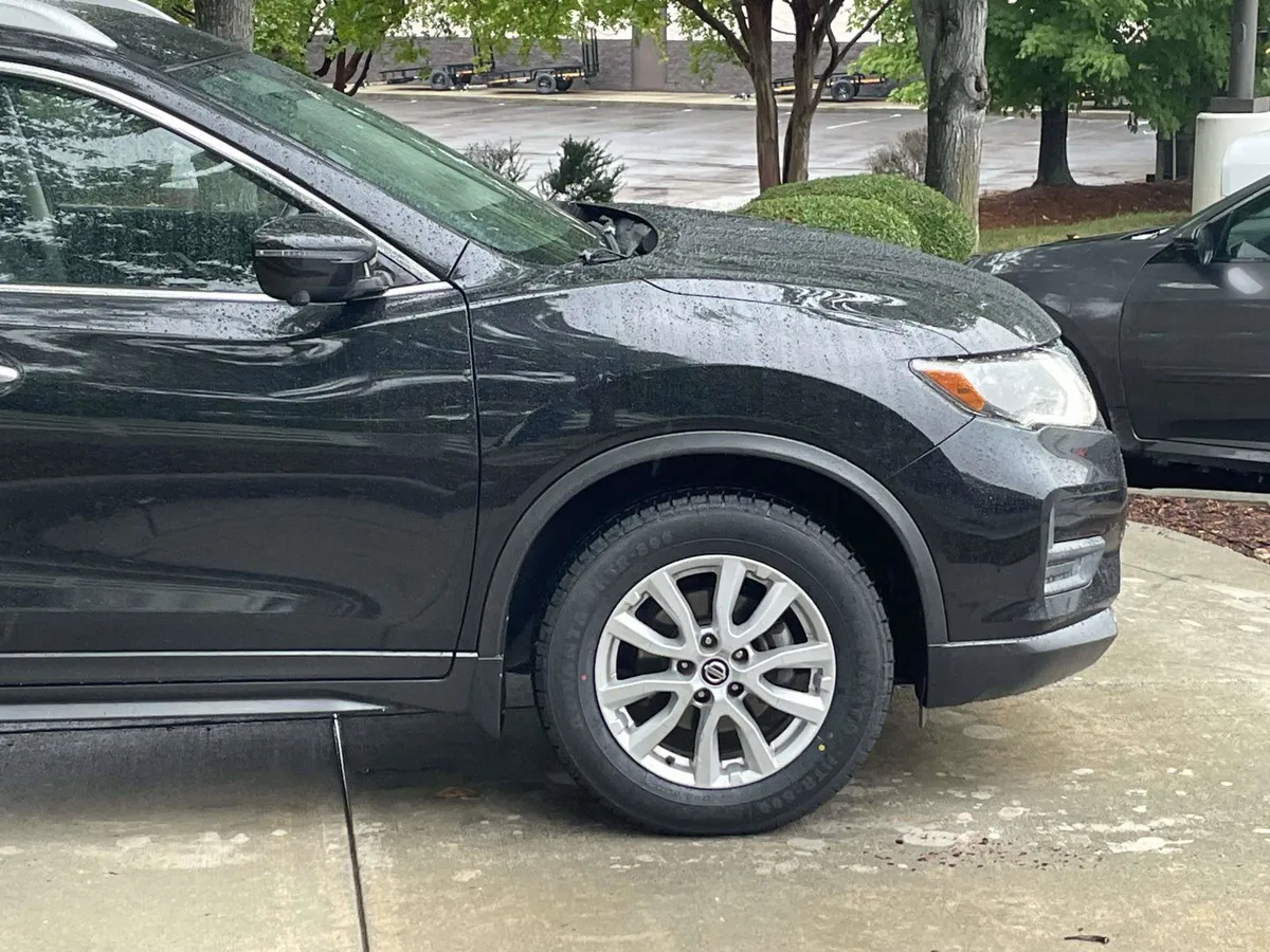 2018 Nissan Rogue SV thumbnail 12