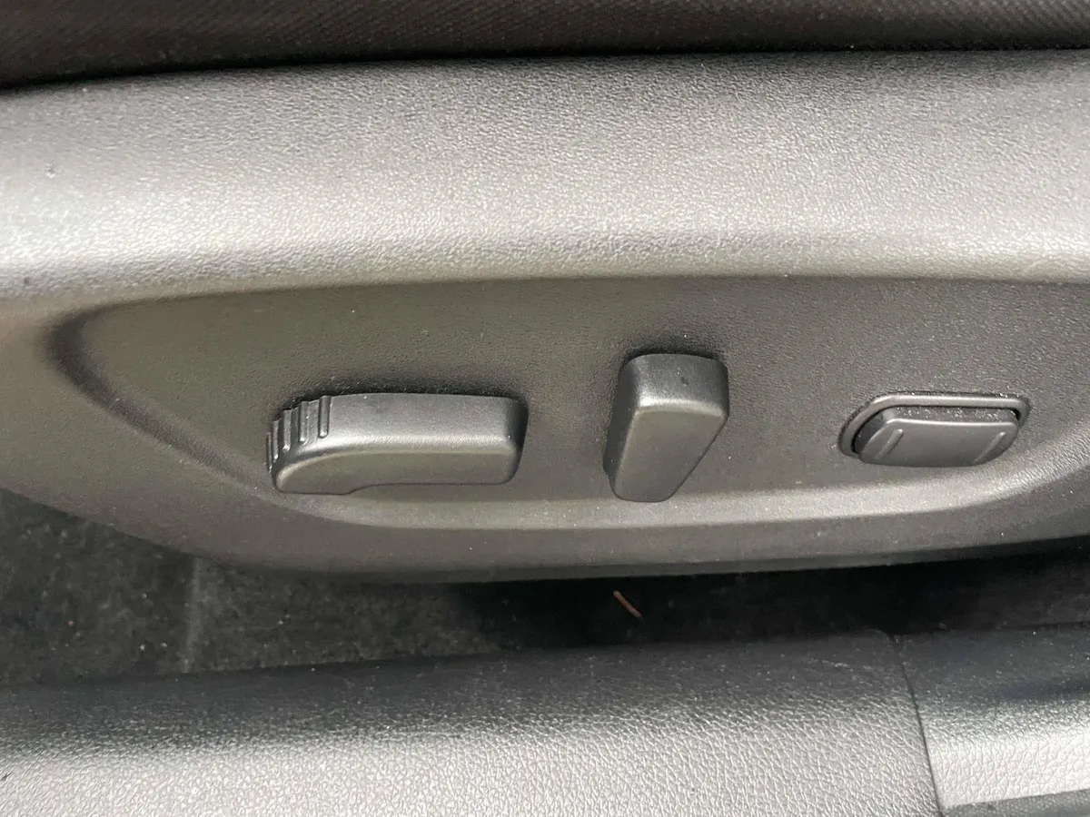 2018 Nissan Rogue SV thumbnail 19