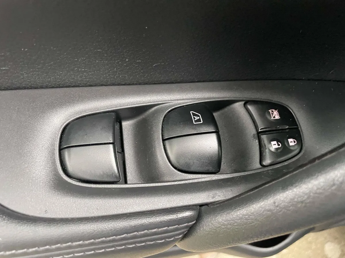 2018 Nissan Rogue SV thumbnail 22