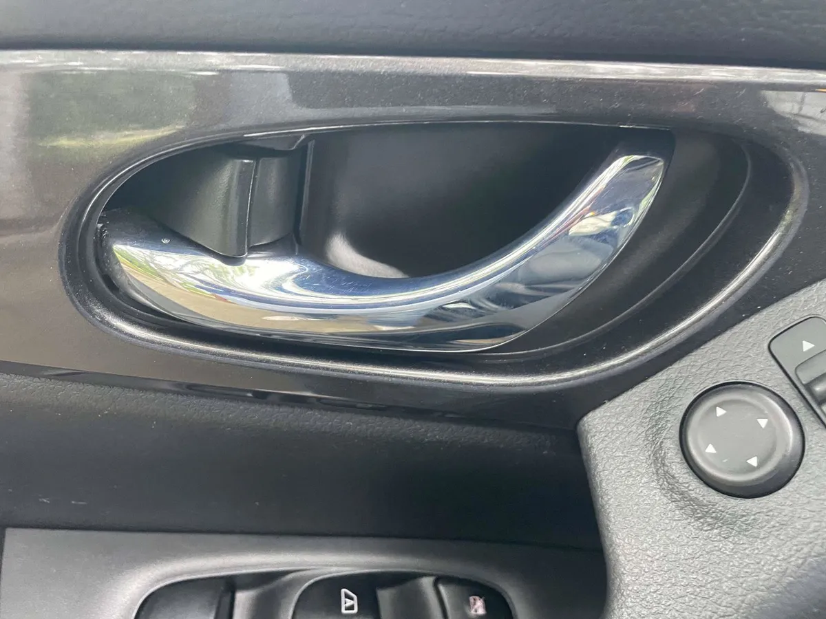 2018 Nissan Rogue SV thumbnail 23
