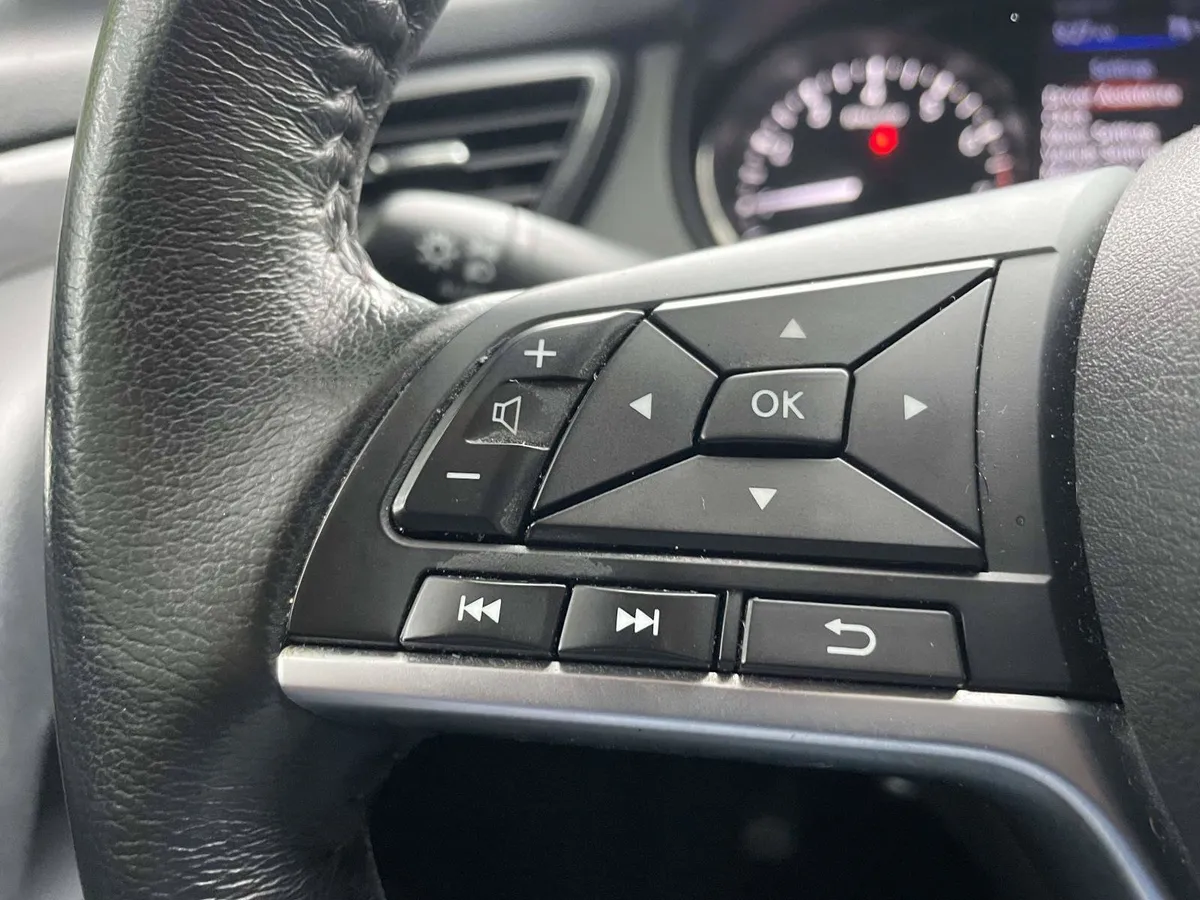 2018 Nissan Rogue SV thumbnail 29