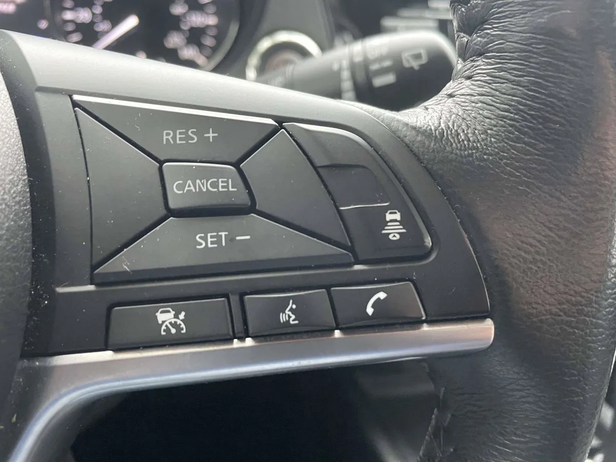 2018 Nissan Rogue SV thumbnail 30