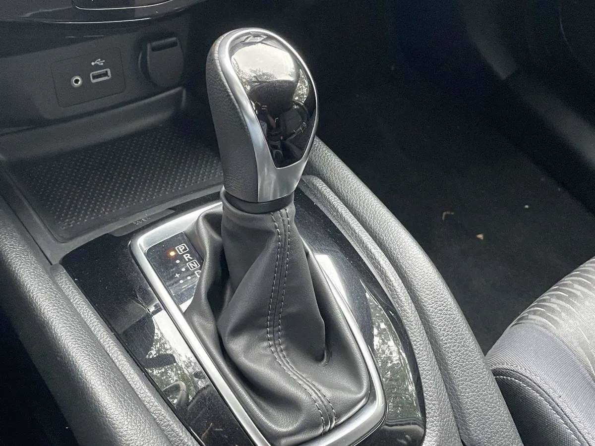 2018 Nissan Rogue SV thumbnail 35