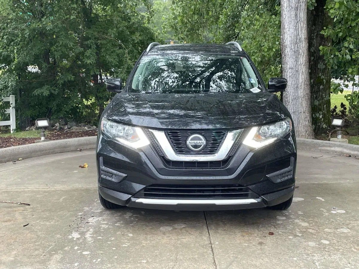 2018 Nissan Rogue SV thumbnail 4