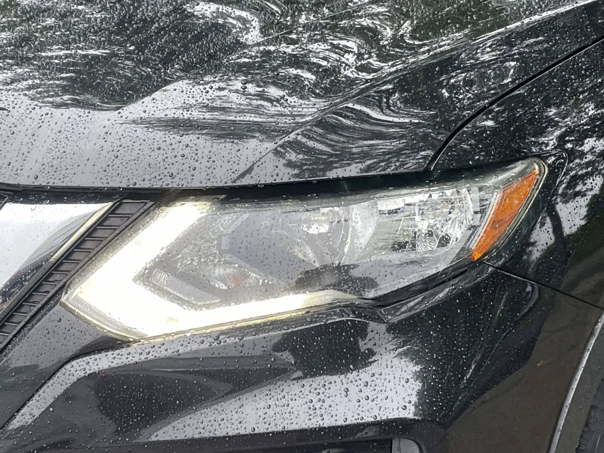 2018 Nissan Rogue SV thumbnail 6