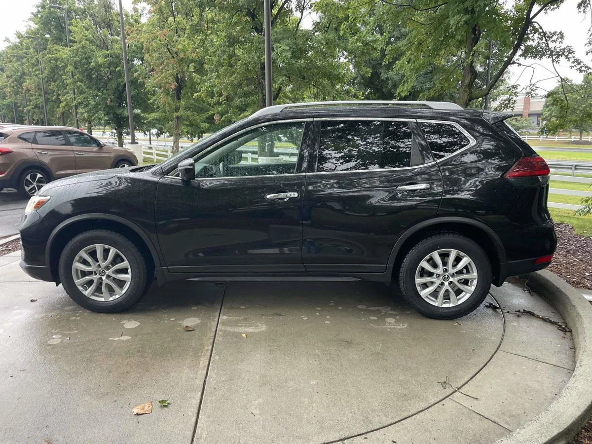 2018 Nissan Rogue SV thumbnail 7