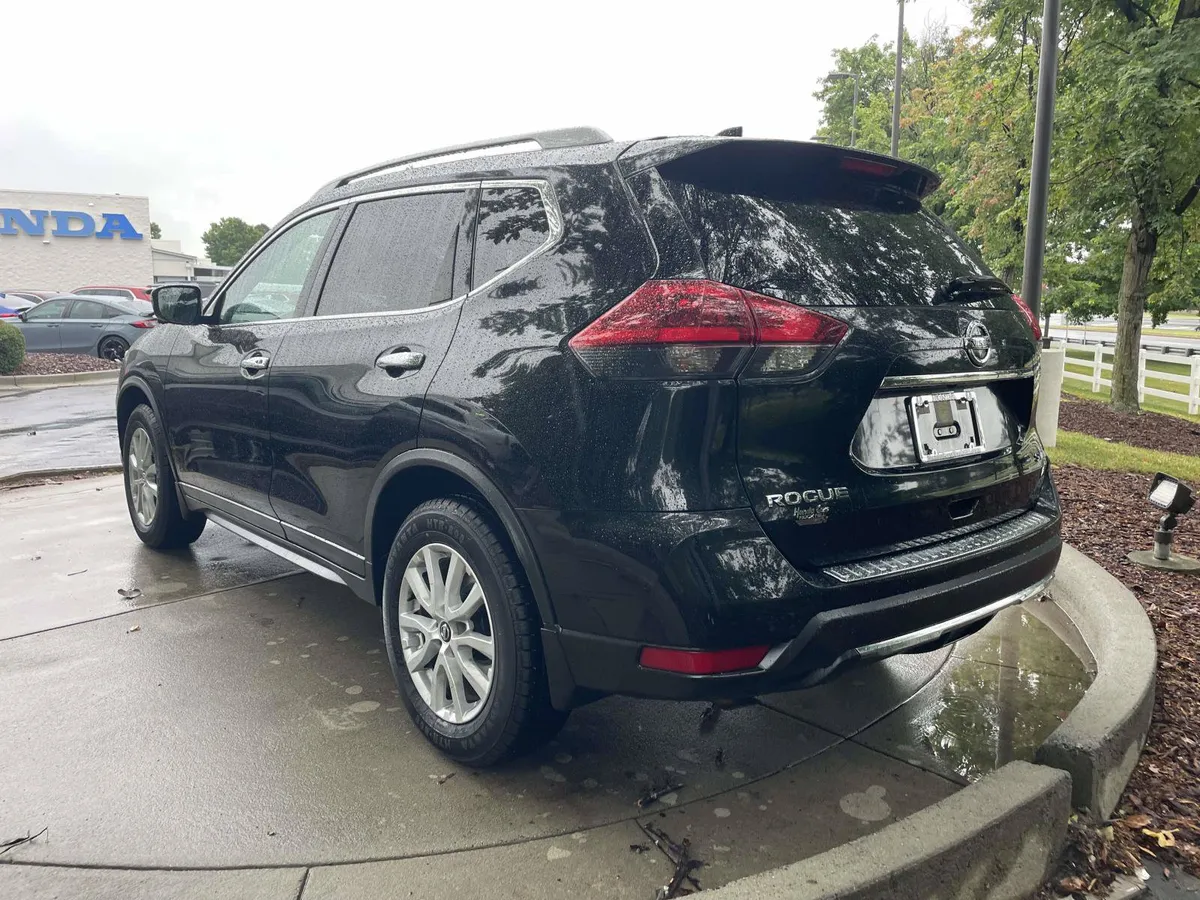 2018 Nissan Rogue SV thumbnail 8