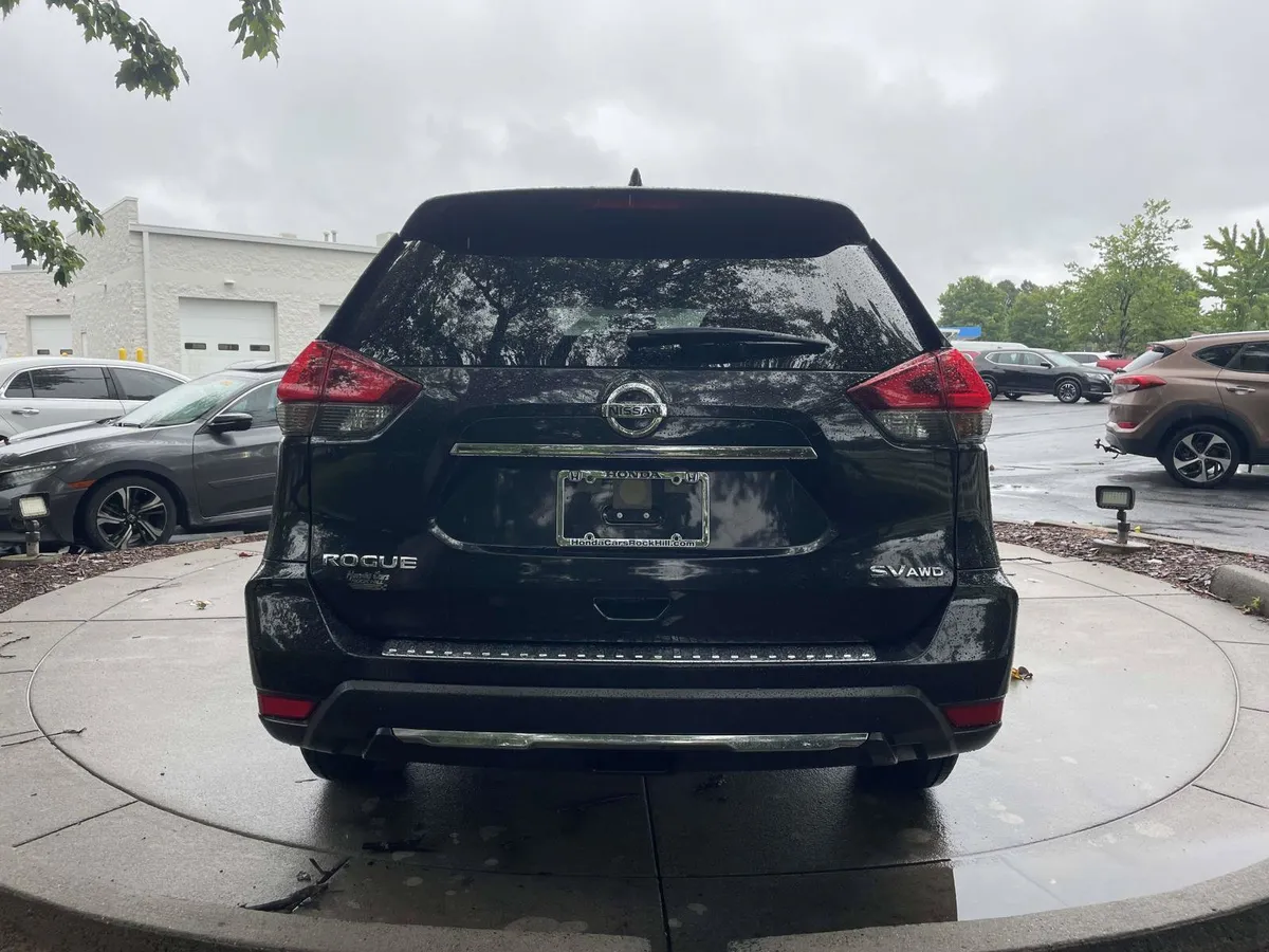 2018 Nissan Rogue SV thumbnail 9
