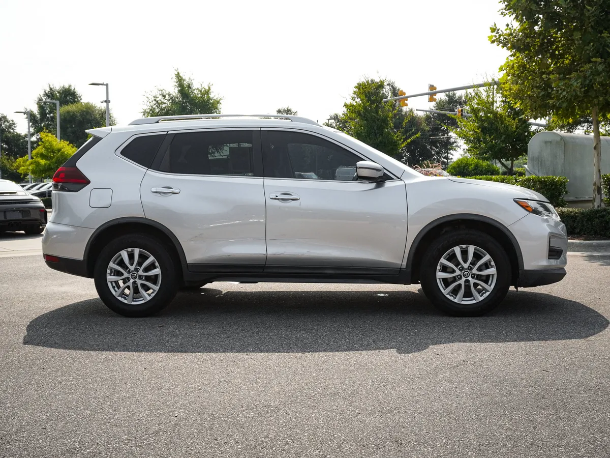 2018 Nissan Rogue SV thumbnail 10
