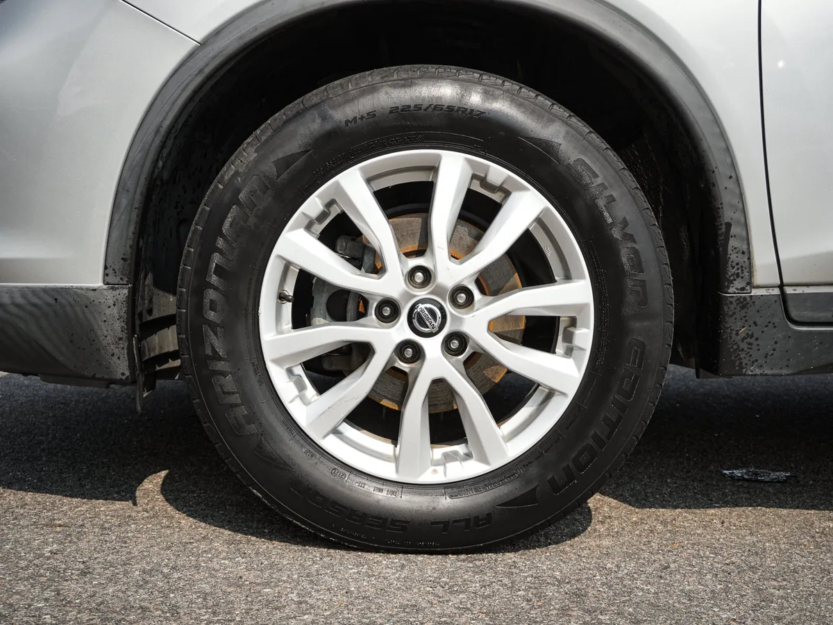 2018 Nissan Rogue SV thumbnail 12
