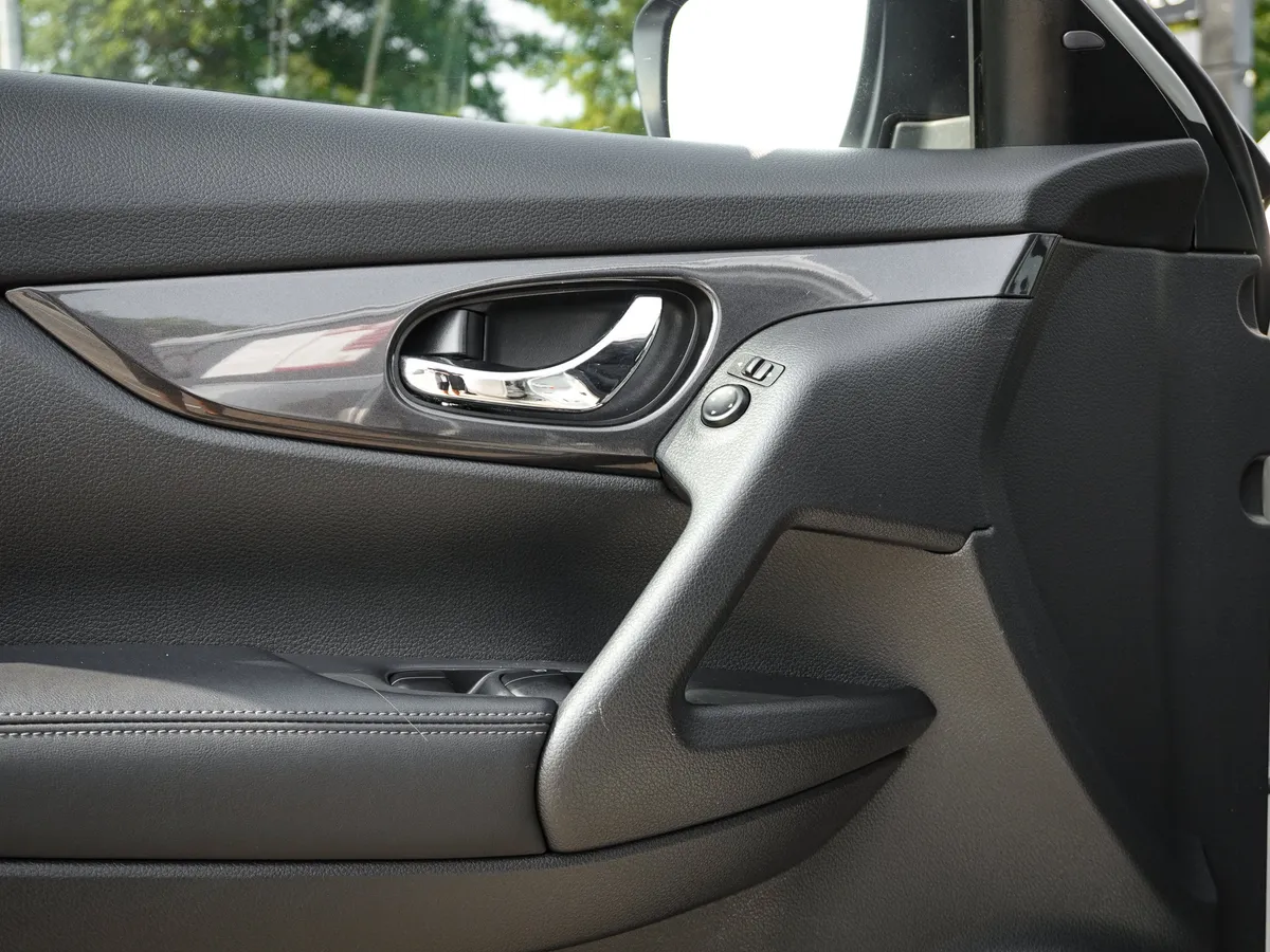 2018 Nissan Rogue SV thumbnail 14