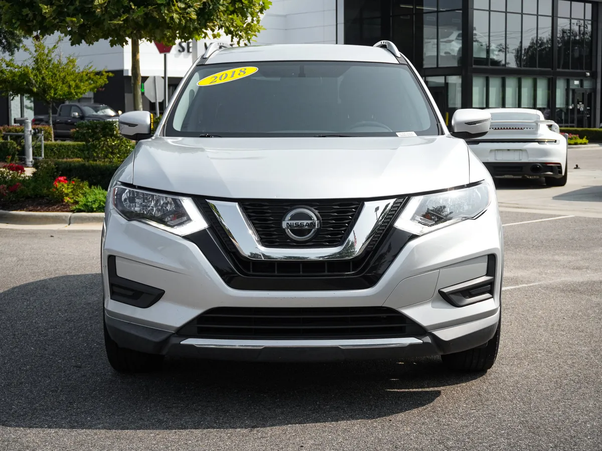 2018 Nissan Rogue SV thumbnail 2