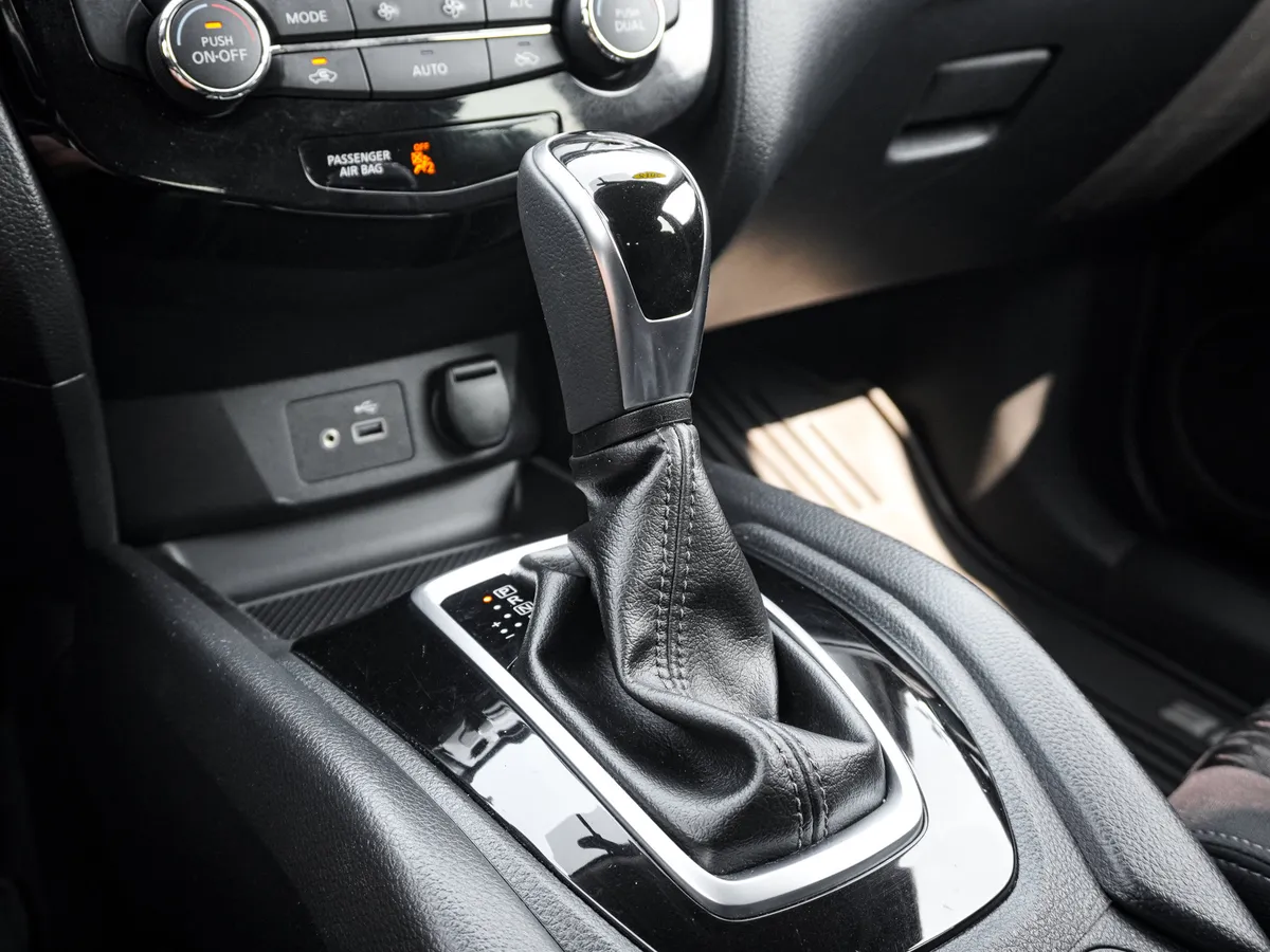 2018 Nissan Rogue SV thumbnail 25