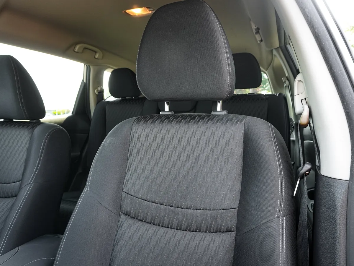 2018 Nissan Rogue SV thumbnail 27