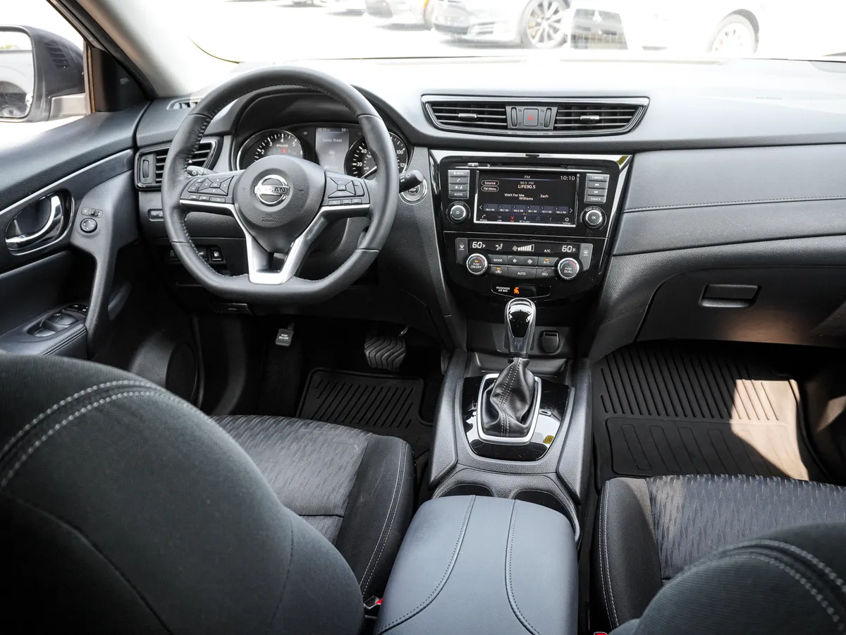 2018 Nissan Rogue SV thumbnail 28