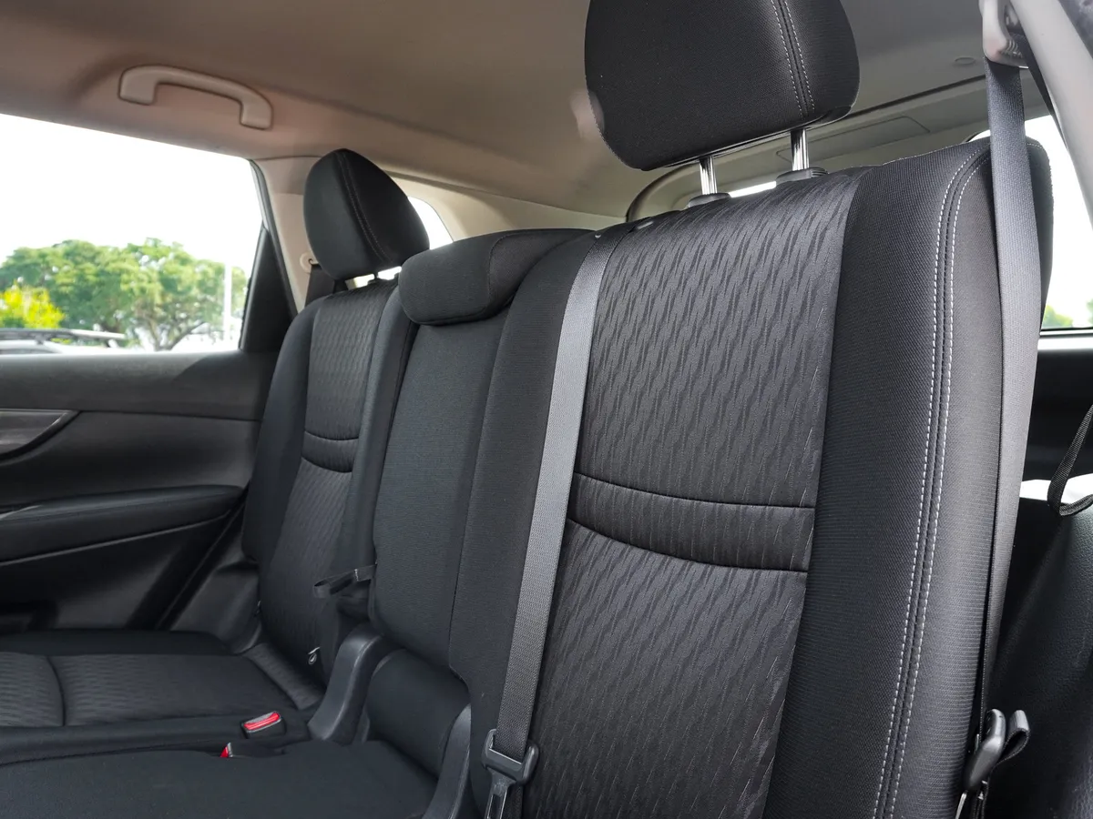 2018 Nissan Rogue SV thumbnail 30