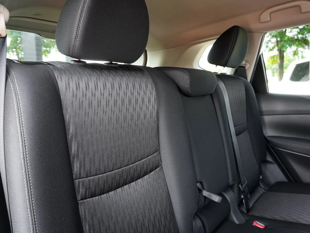 2018 Nissan Rogue SV thumbnail 32