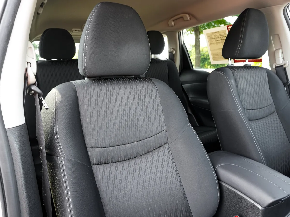 2018 Nissan Rogue SV thumbnail 33