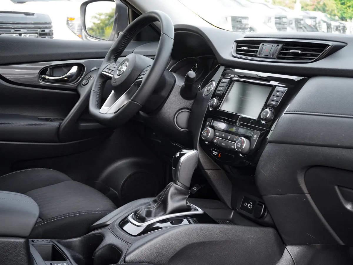 2018 Nissan Rogue SV thumbnail 34