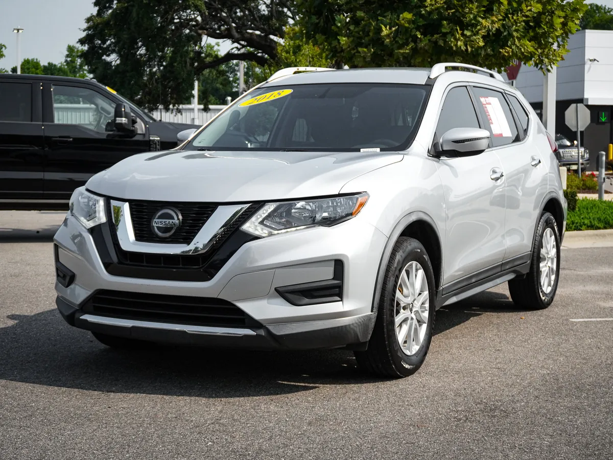 2018 Nissan Rogue SV thumbnail 4