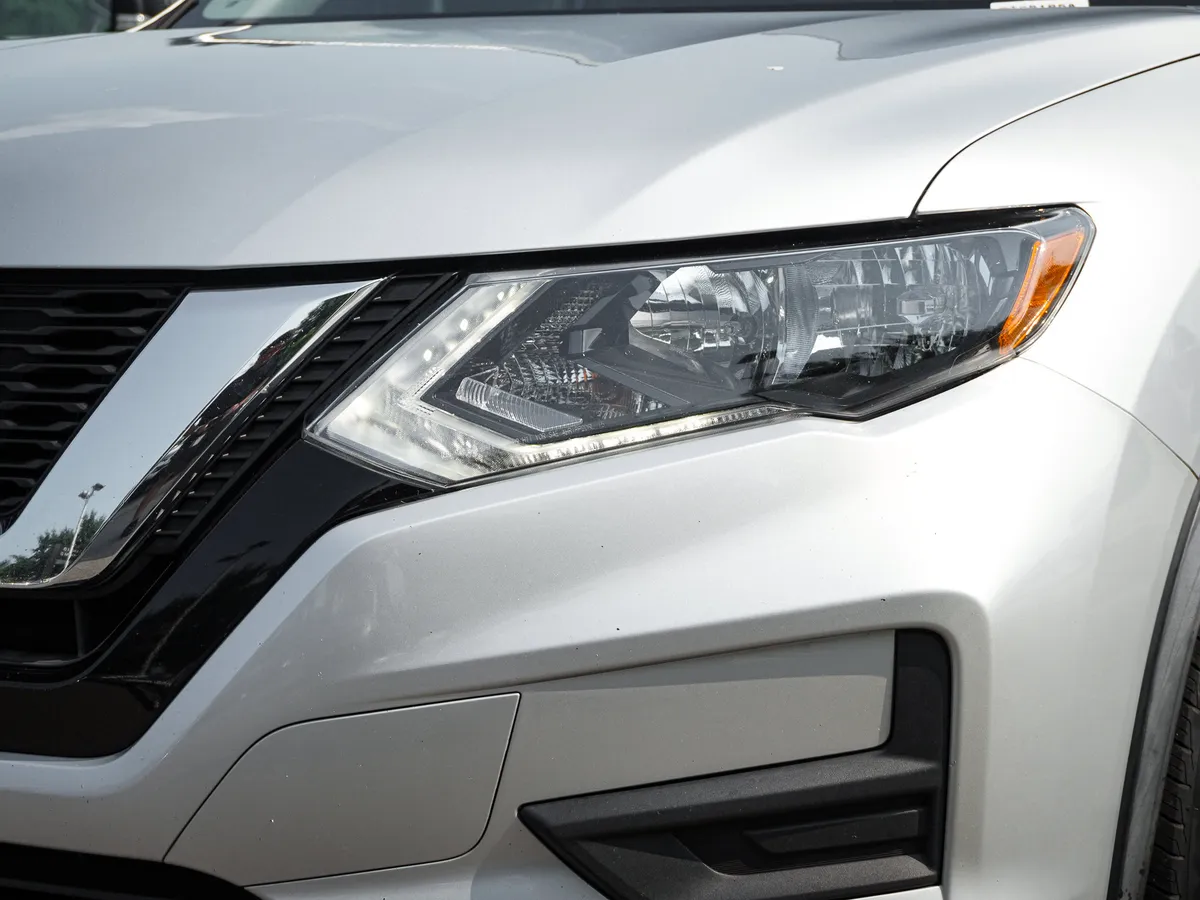 2018 Nissan Rogue SV thumbnail 5