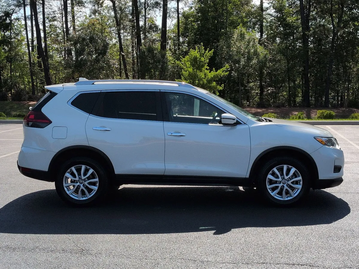 2018 Nissan Rogue SV thumbnail 10