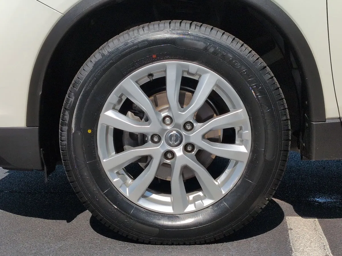 2018 Nissan Rogue SV thumbnail 12