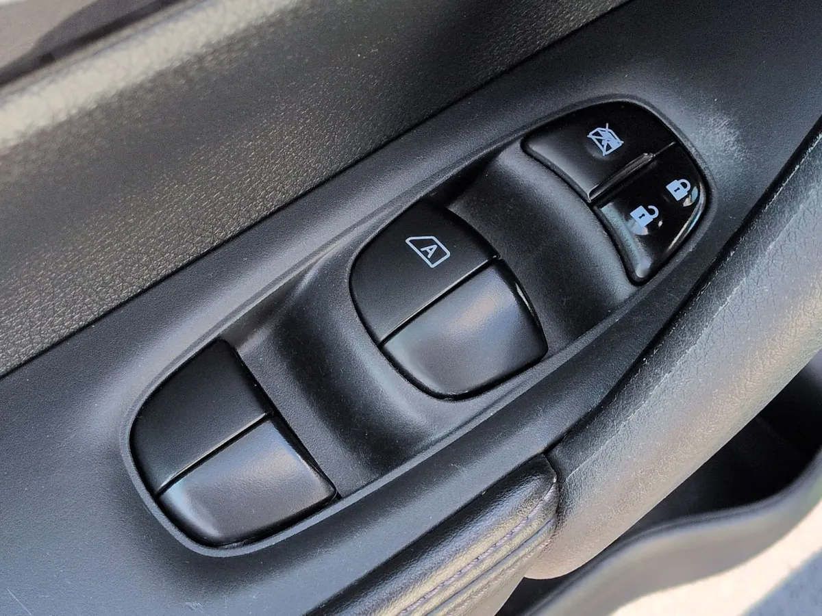 2018 Nissan Rogue SV thumbnail 14