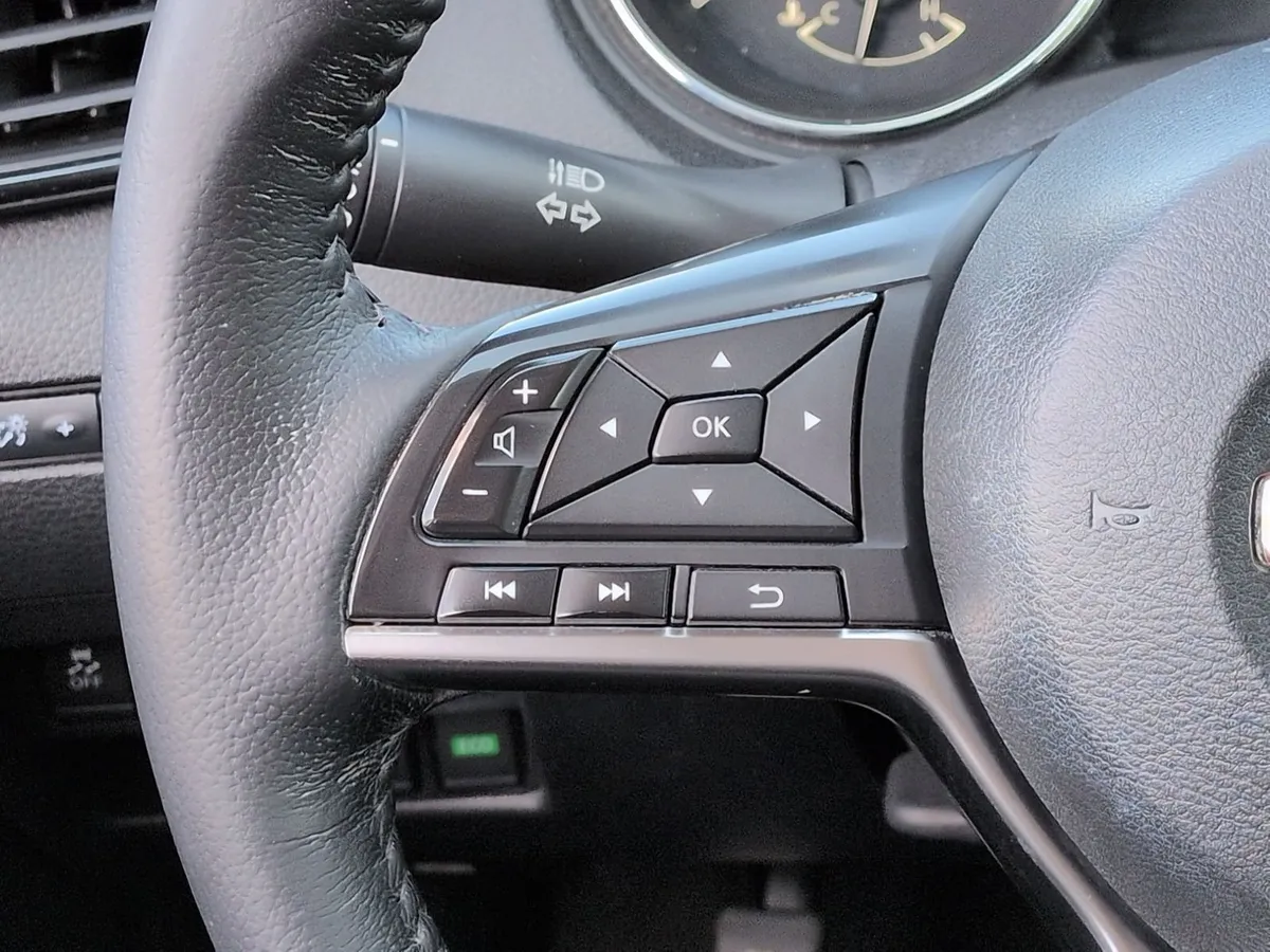 2018 Nissan Rogue SV thumbnail 18