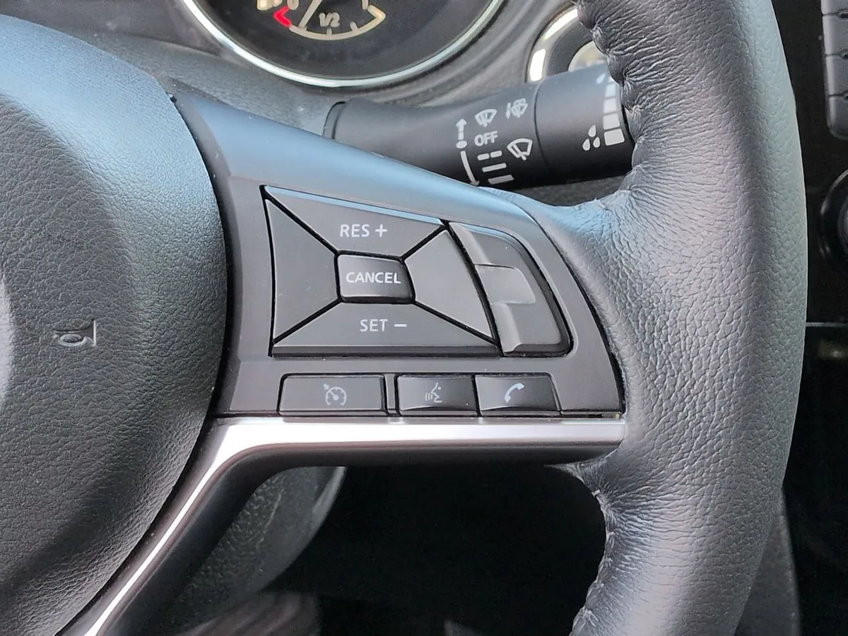 2018 Nissan Rogue SV thumbnail 19